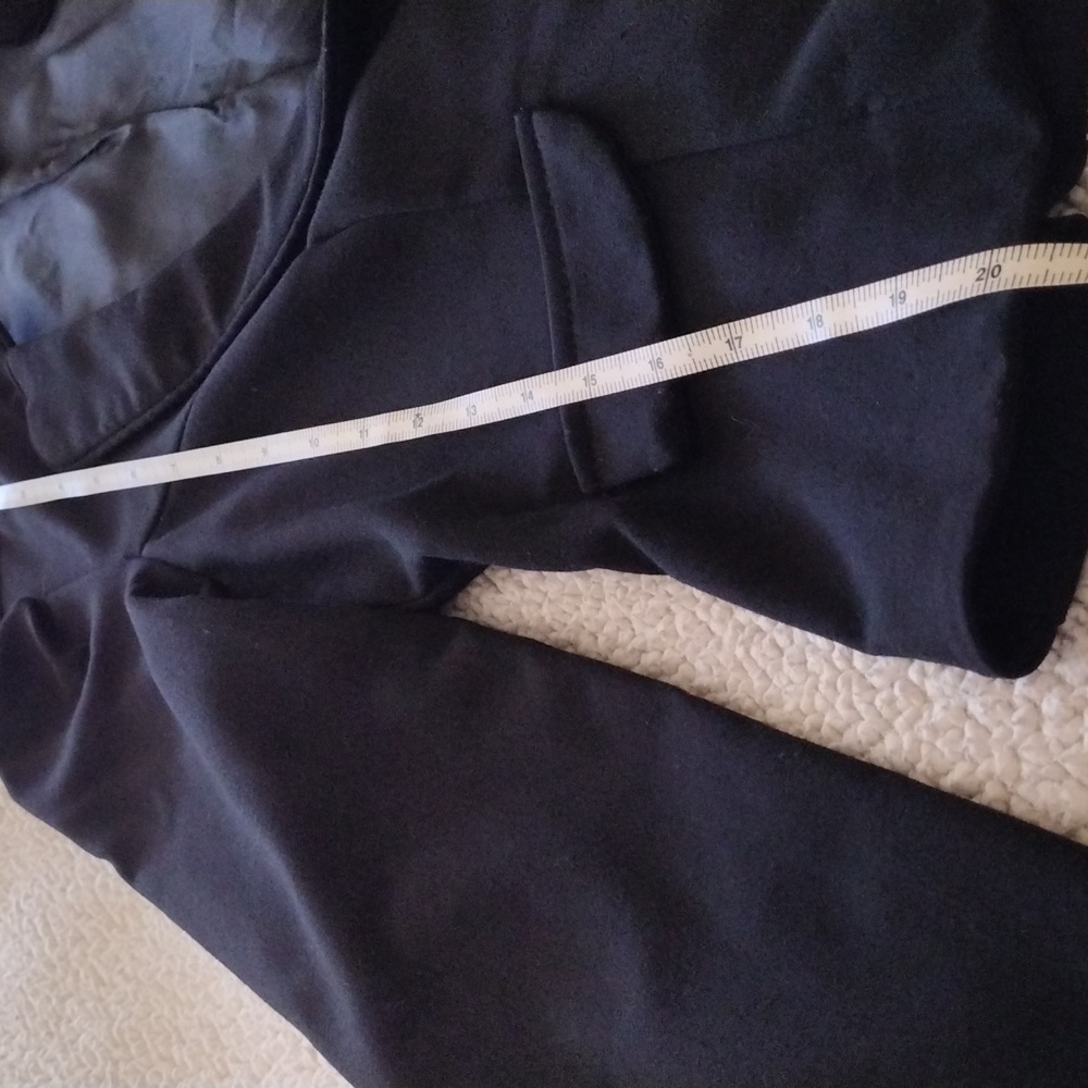 Windsor Cropped Blazer. Size Medium - Picture 4 of 5